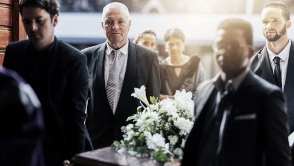 Jak wypada ubrać się na pogrzeb?